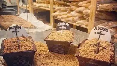 Pasteles que simulan las tumbas de Putin y Ayuso