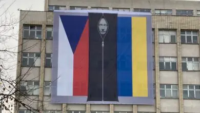 Lona con un dibujo de Putin en una bolsa de cadáveres