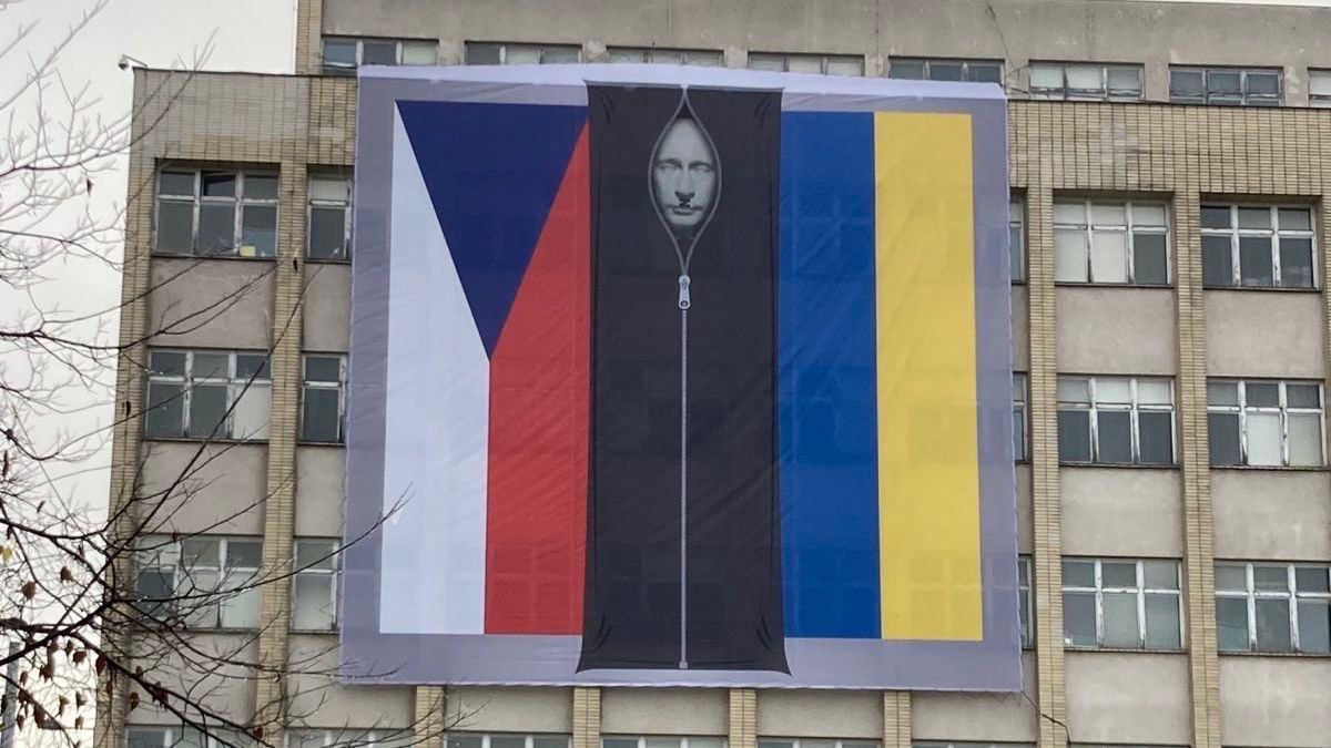 Lona con un dibujo de Putin en una bolsa de cadáveres