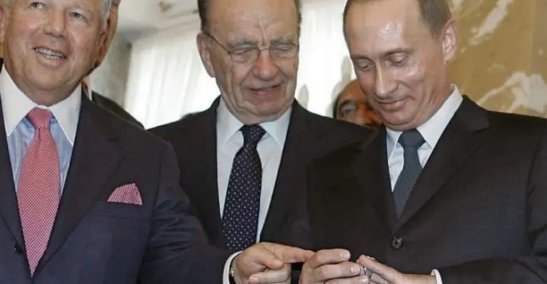 Putin, probándose el anillo de campeón del Super Bowl