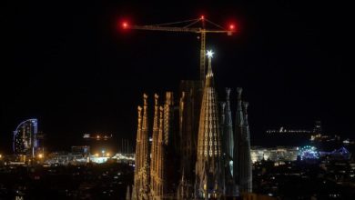 La Sagrada Familia, con la estrella iluminada